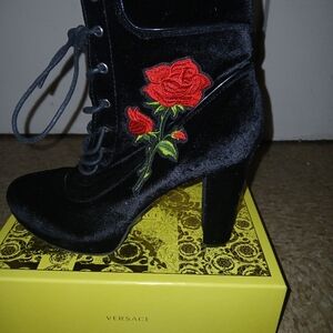 Womens size 10 black heeled boots with rose imprint